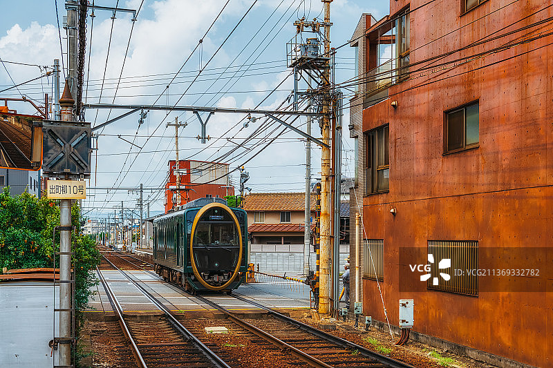 日本京都城市街道与铁路道口夏季户外城市风光图片素材