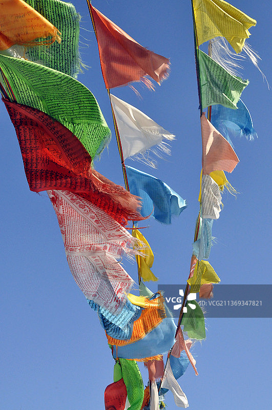 风 阳光 经幡 转经筒 寺庙图片素材