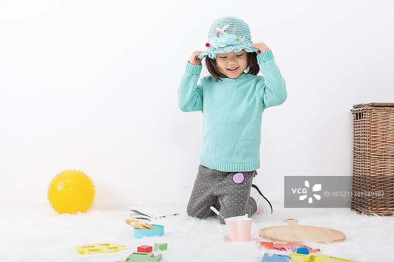 在室内地毯上玩耍的小女孩图片素材