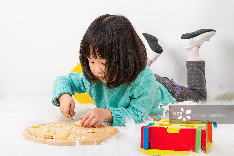 在室内地毯上玩耍的小女孩图片素材