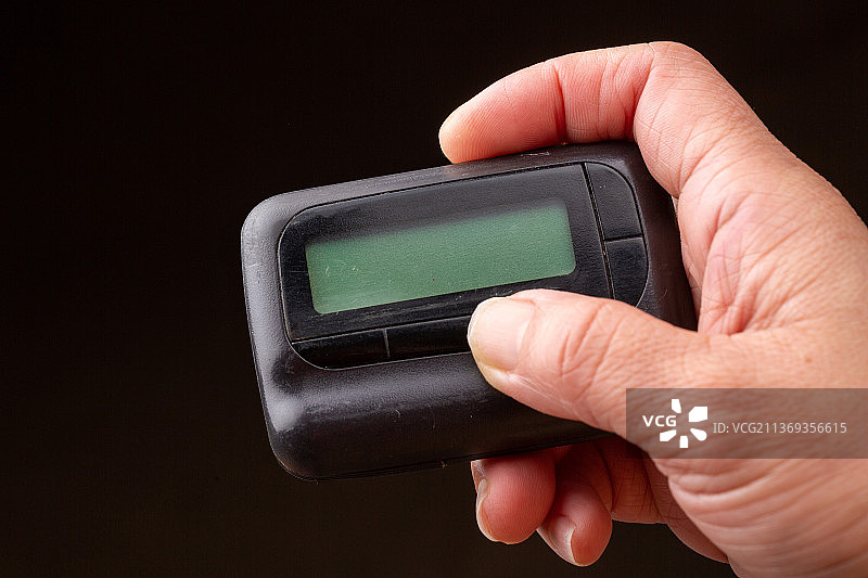 手拿传呼机特写图片素材