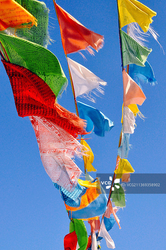 风 经幡 蓝天 阳光图片素材