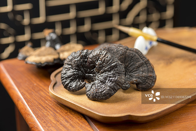 名贵中药灵芝摆放在木桌面上图片素材