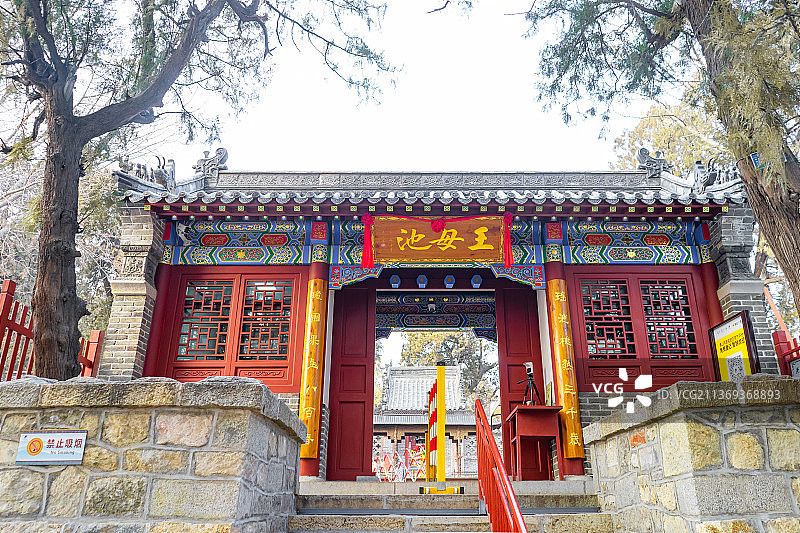 中国山东泰安市著名旅游景点泰山风景区，王母池里的古建筑正门图片素材