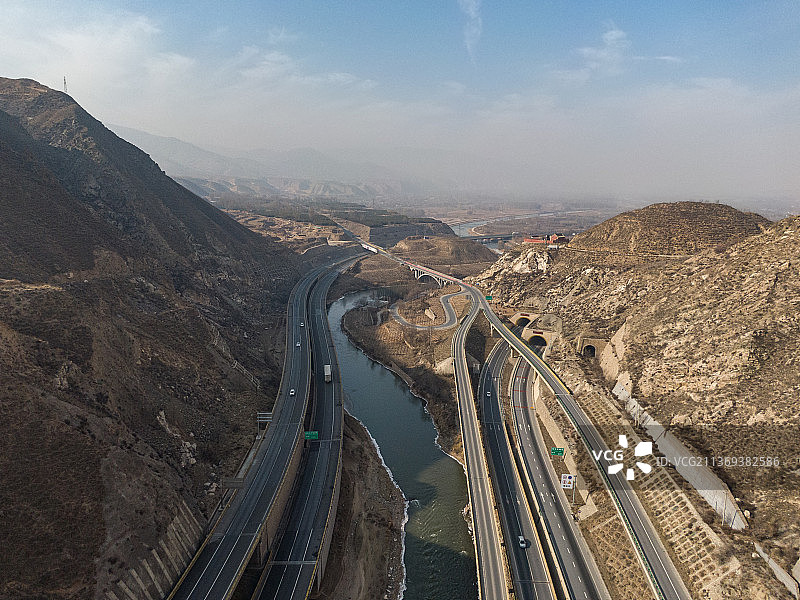 航拍湟水河河谷中的G109国道和G6京藏高速图片素材