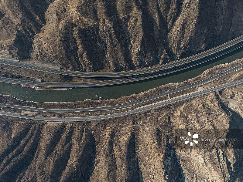 航拍湟水河河谷中的G109国道和G6京藏高速图片素材