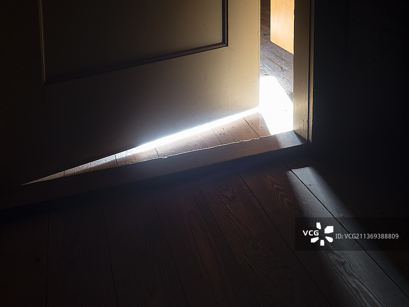 明媚阳光穿透阁楼门缝图片素材