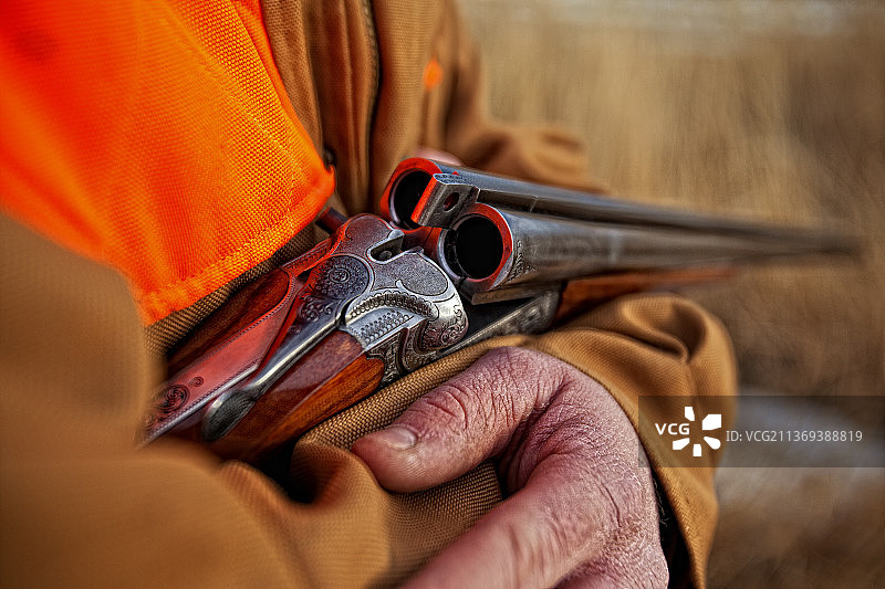 猎人抱着16号猎枪图片素材