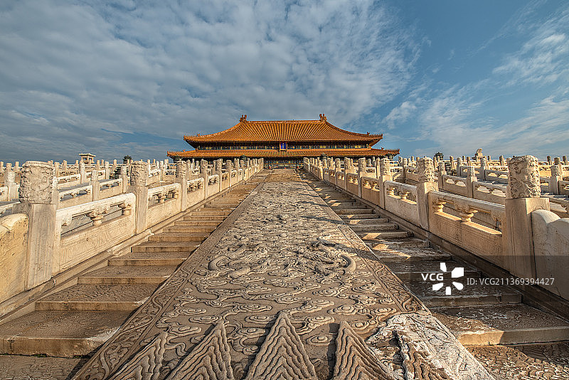 蓝天白云下通往太和殿巨大石料雕刻着海浪流云蟠龙的丹陛石御道图片素材