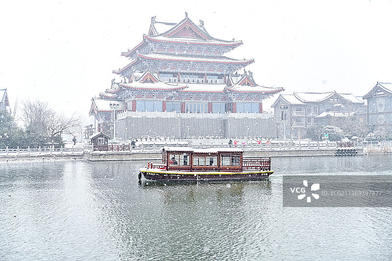 中国开封清明上河园七盛角码头雪景图片素材