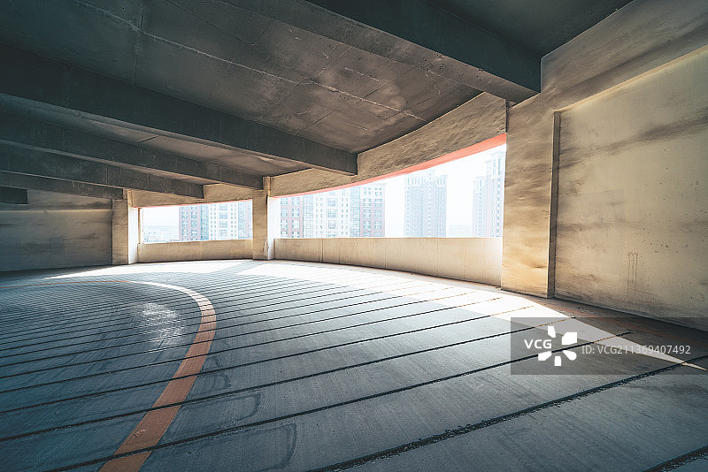 多层停车场的螺旋车道图片素材