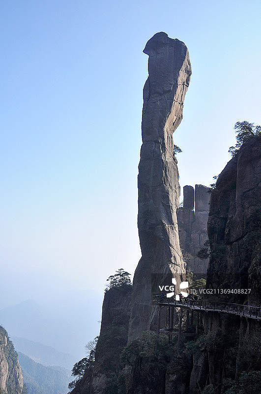 江西三清山巨蟒出山高耸的石头山图片素材
