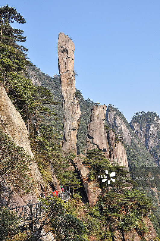 江西三清山巨蟒出山高耸的石头山图片素材