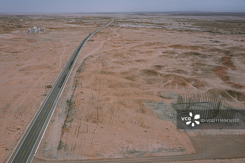 中国甘肃省酒泉市瓜州县外的戈壁公路和路两边的艺术品图片素材