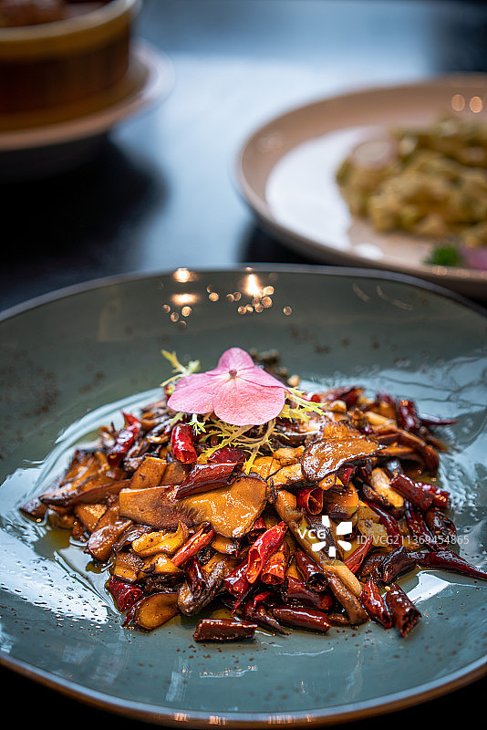 云南特色美食爆炒野生菌牛肝菌图片素材