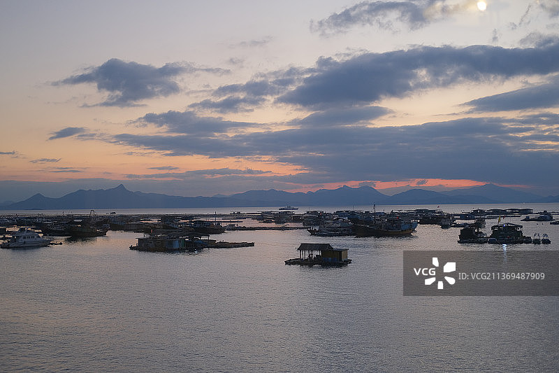 深圳南澳，夕阳下的海港码头，游轮静静停泊图片素材
