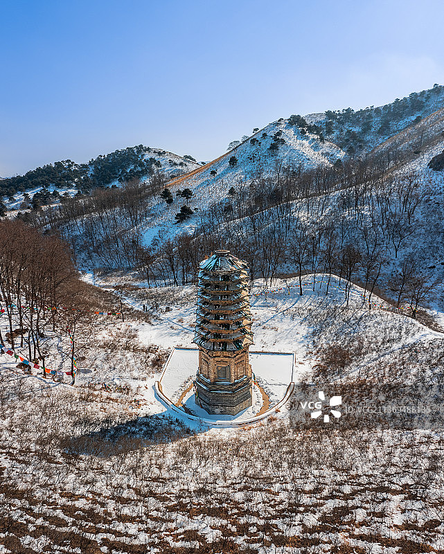 辽宁省葫芦岛市兴城市磨石沟古塔冬日雪景（竖屏）图片素材