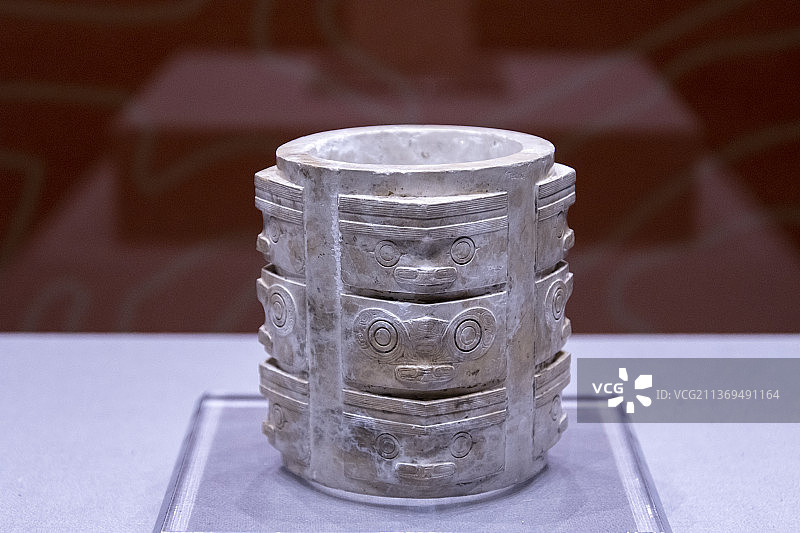北京故宫“何以中国”展：玉琮（新石器时代良渚文化，浙江省杭州市余杭反山M12出土，浙江省博物馆藏）图片素材