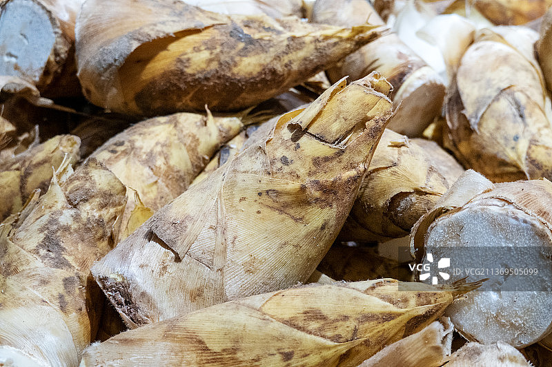 超市货架上的春笋图片素材