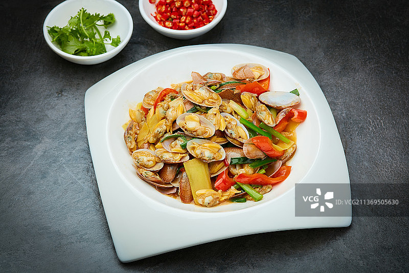 白盘上的炒花甲图片素材