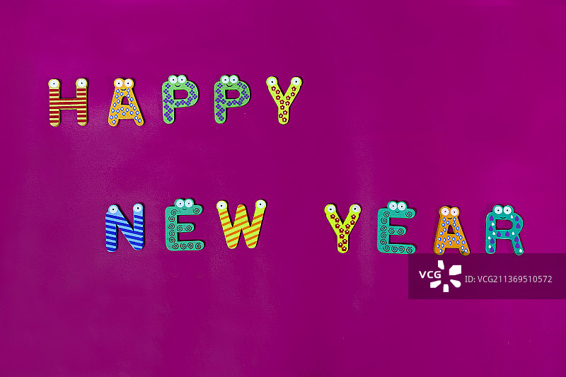 彩色字母拼成的单词新年快乐图片素材