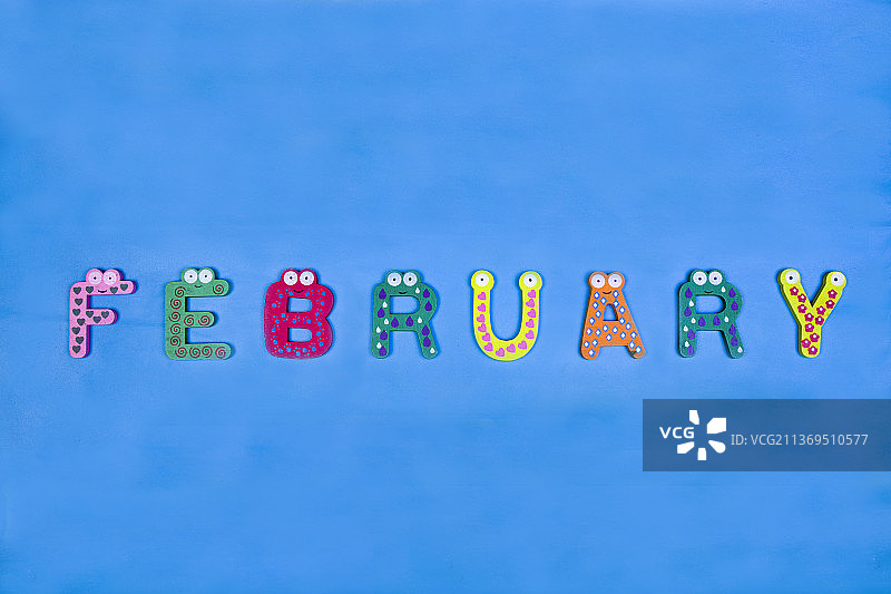 用彩色木质积木砌成的字母单词二月图片素材