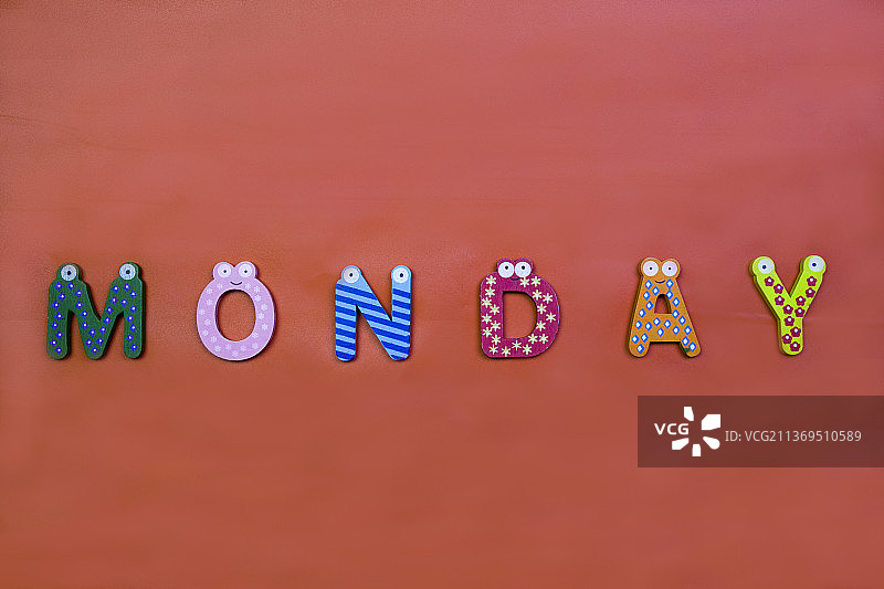 用彩色木质积木砌成的字母单词星期一图片素材