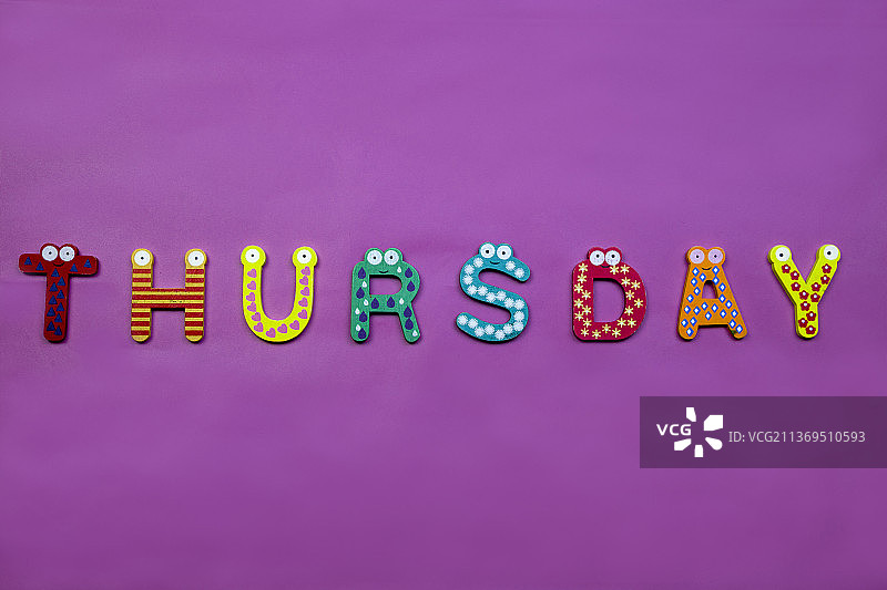 用彩色木质积木砌成的字母单词星期二图片素材