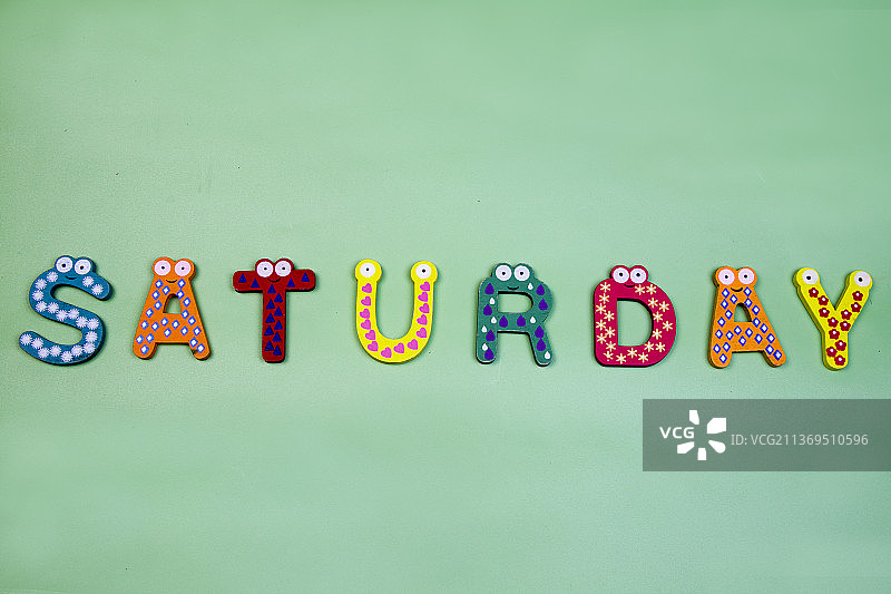 用彩色木质积木砌成的字母单词星期六图片素材