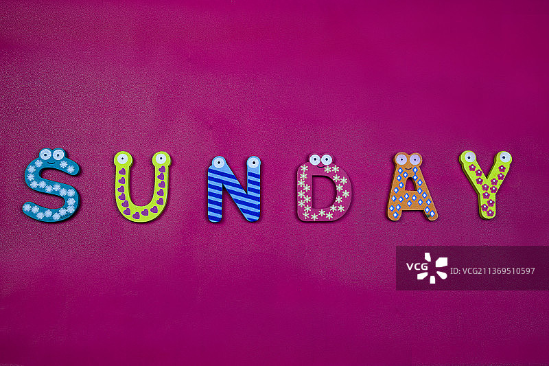 用彩色木质积木砌成的字母单词星期天图片素材