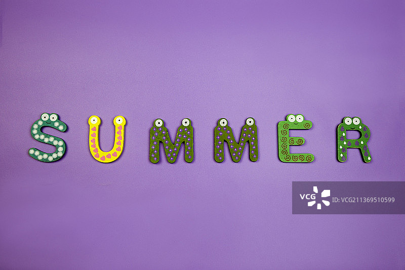 用彩色木质积木砌成的字母单词夏天图片素材