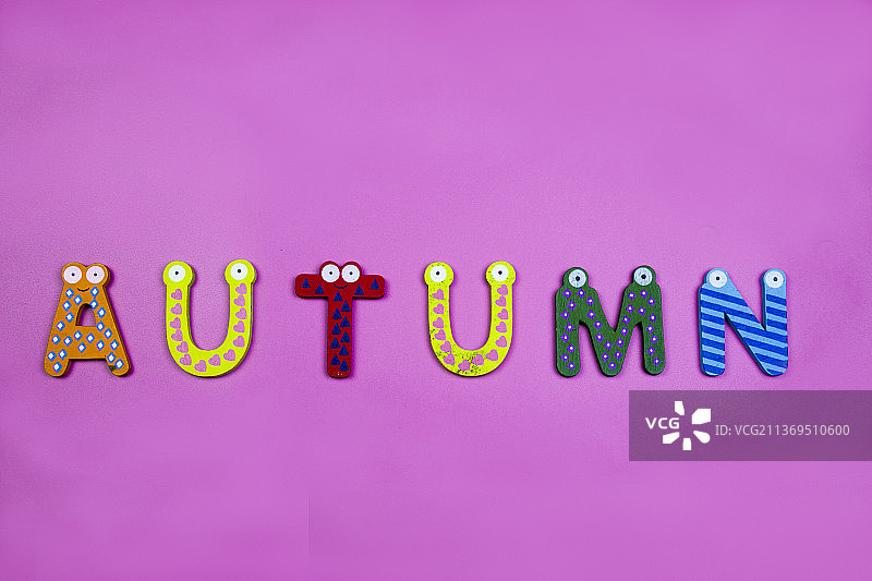 用彩色木质积木砌成的字母单词秋天图片素材