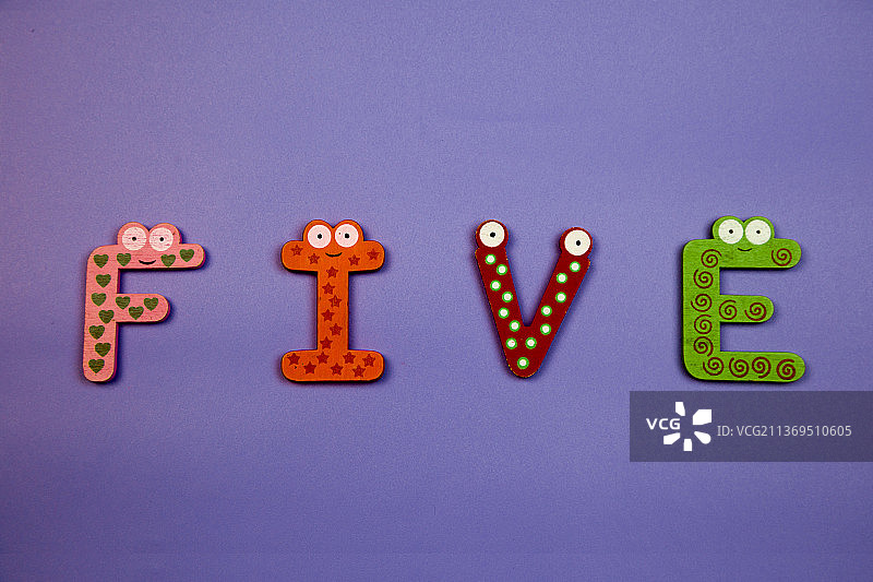 用彩色木质积木砌成的字母单词五图片素材