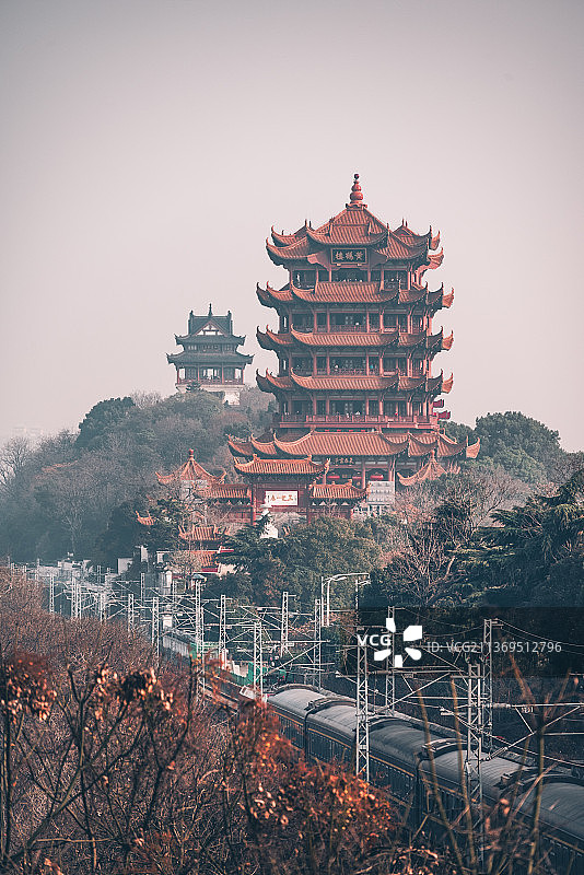 黄鹤楼与列车同框图片素材