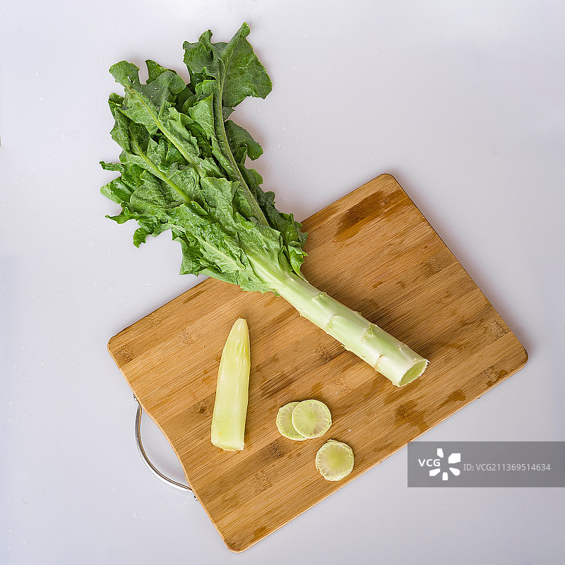 放在砧板上的莴笋|莴苣图片素材