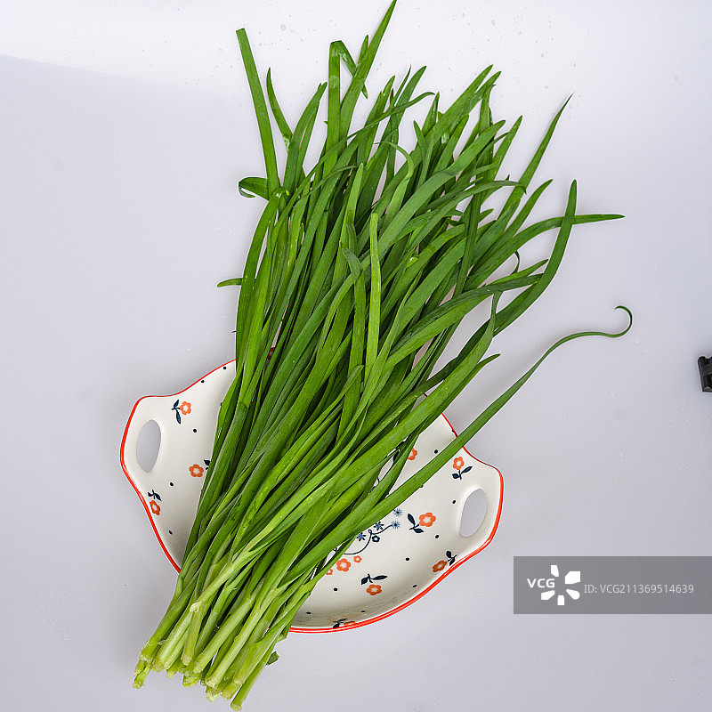 放在盘子上的韭菜图片素材