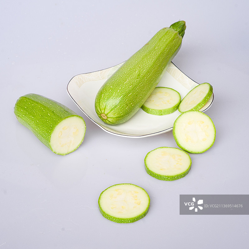 放在盘子上的西葫芦|小瓜图片素材