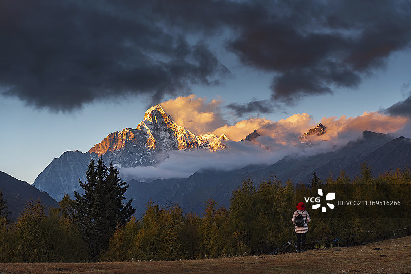 日落时四姑娘山主峰对天的景色图片素材