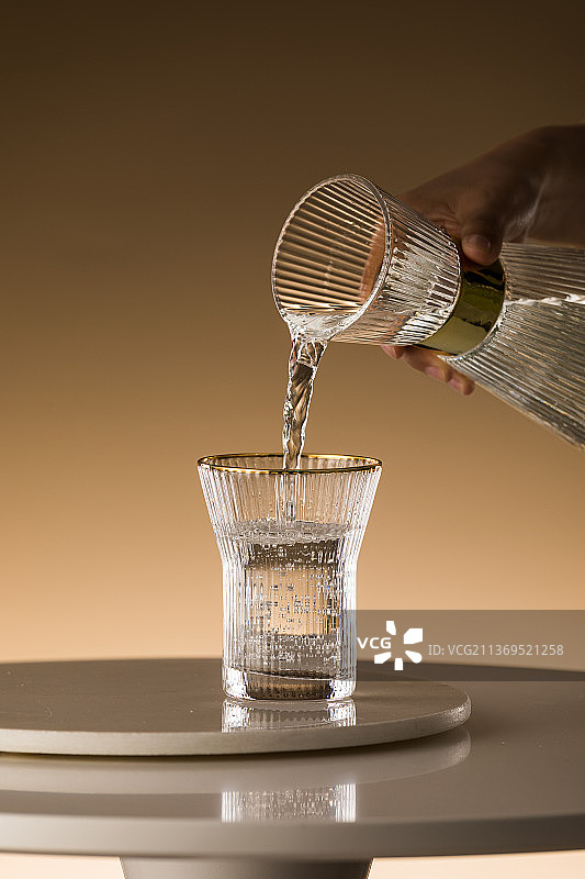 桌子上的玻璃冷水壶水杯图片素材