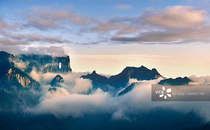 云雾天门山图片素材