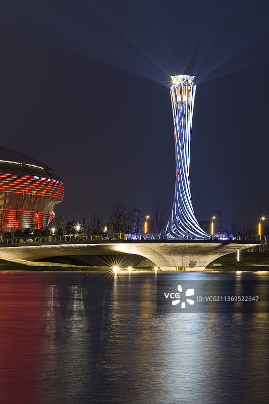 大运会东安湖体育公园之主火炬塔夜景图片素材