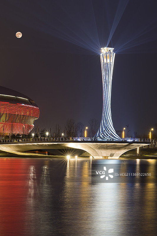 大运会东安湖体育公园之主火炬塔夜景图片素材
