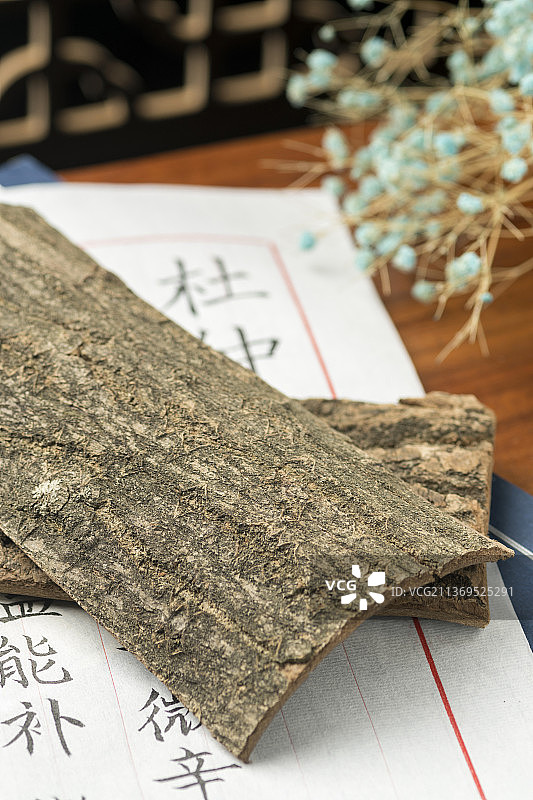 滋补中药杜仲特写古窗棂木桌面背景图片素材