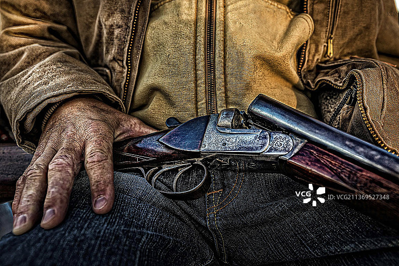 猎人拿着一支老式16号猎枪图片素材