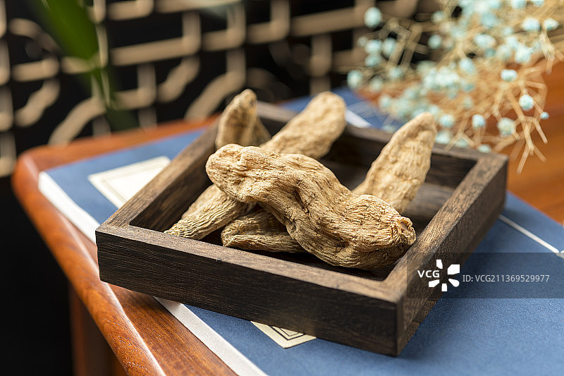 滋补中药天麻特写古窗棂木桌面背景图片素材