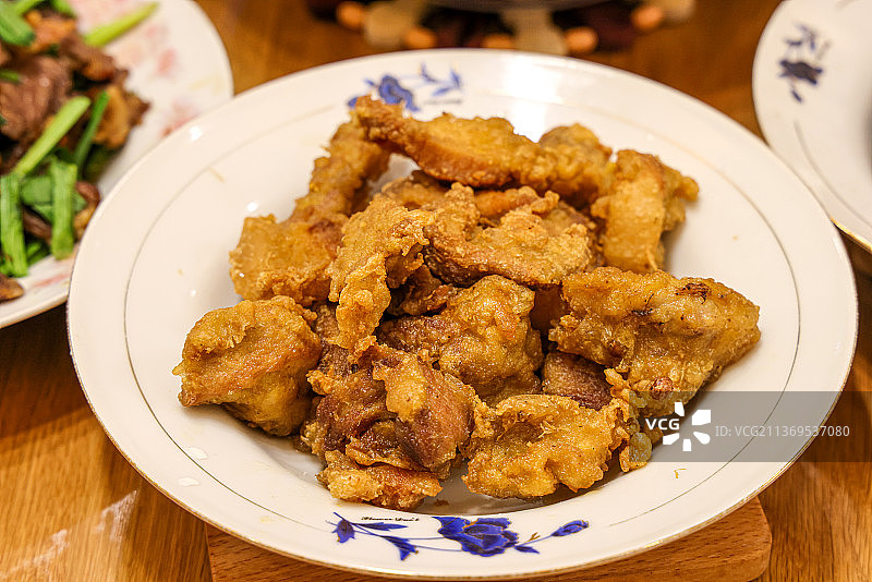 筵席美食：团年饭上的酥肉图片素材
