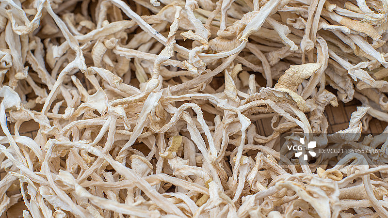 簸箕里晾晒的萝卜干儿图片素材