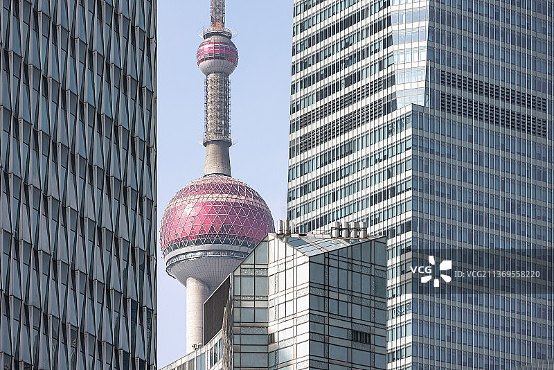 高楼之间的东方明珠图片素材