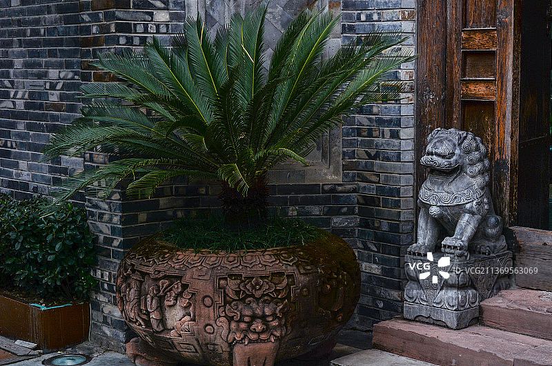 中国传统住宅大门石狮子图片素材