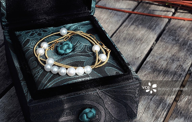 珍珠与古法黄金图片素材